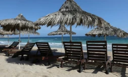 Des chaises longues sur une plage fermée à Ayia Napa, une station balnéaire dans le sud-est de Chypre, le 4 mai 2020