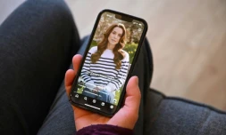 Une personne regarde un enregistrement de la princesse de Galles Catherine annonçant qu'elle est atteinte d'un cancer, le 22 mars 2024 à Marsden, dans le nord de l'Angleterre