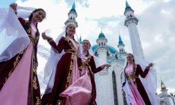 Des reines de beauté russes, posent en tenues caucasiennes à Kazan, l'une des villes accueillant le Mondial, le 15 juin 2018 