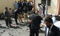 Des avocats pakistanais sur les lieux d'un attentat à Quetta, dans le sud-ouest du Pakistan, le 8 août 2016