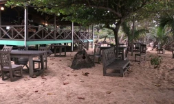 Terrasse et tables d'une maison d'hÎtes à Porto Alegre au sud de l'ßle de Sao Tomé et Principe