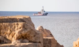Le bateau de l'ONG Open Arms au large de l'ßle italienne de Lampedusa, le 17 août 2019