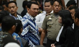 Le gouverneur de Jakarta Basuki Tjahaja Purnama parle à ses avocats après avoir été condamné à deux ans de prison pour blasphème envers l'islam à Jakarta le 9 mai 2017