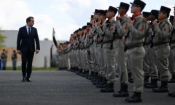 Le ministre français des Armées, Sébastien Lecornu, inspecte les troupes lors d'une visite au 1er régiment d'artillerie à Bourogne, en France, le 20 avril 2023.