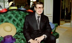 Yves Saint Laurent pose avant la présentation de sa collection de prêt-à-porter printemps/été 97, le 1er octobre 1996 à Paris.