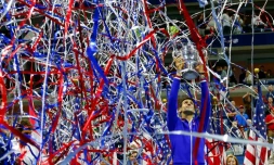 Novak Djokovic brandit le trophée de l'US Open, le 13 septembre 2015 à New York