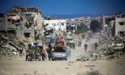 Des Palestiniens à pied et en voiture quittent Khan Younès, le sud de la bande de Gaza, au milieu des destructions, le 3 juillet 2024
