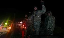 Des membres des forces de sécurité syriennes s'apprêtent à quitter Al Mastumah, dans la province d'Idleb, le 6 mars 2025, pour aller renforcer les forces gouvernementales dans la région de Lattaquié