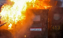 Un véhicule des forces anti-émeutes en feu lors d'affrontements entre forces de l'ordre et manifestants le 3 octobre sur la place Tahrir à Bagdad
