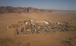 Une photo aérienne montre le bivouac lors de la première étape du Rallye Dakar 2025, à Bisha, en Arabie saoudite, le 4 janvier 2025