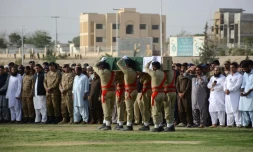 Des soldats portent, le 14 juillet 2018 à Quetta, le cercueil de Siraj Raisani, un homme politique local tué dans un attentat suicide de Mastung, au Baloutchistan qui a fait quelque 130 morts  