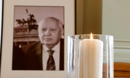Un portrait de Mikhail Gorbatchev à l'hôtel de ville de Berlin le 1er septembre 2022