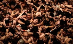 Des Japonais participent au Hadaka matsuri, festival de l'homme nu à Okayama, le 18 février 2017
