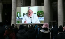 En raison d'un refroidissement, la prière de l'Angélus du pape François est retransmise en direct sur les écrans de la place Saint-Pierre au Vatican, le 22 décembre 2024 