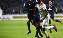 Le capitaine du PSG Thiago Silva concède un penalty pour une faute sur Moussa Dembélé sur le terrain de Lyon, le 3 février 2019