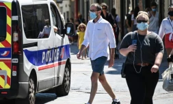 Des habitants masqués de la Métropole de Lille dans le nord de la France, le 30 juillet 2020