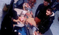 Capture d'une vidéo surveillance dans une station essence de Ressons, dans le nord de Paris montrant Salah Abdeslam (D) et Mohamed Abrini (C) le 13 novembre 2015