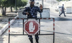 Des membres des forces de sécurité loyales au mouvement palestinien Hamas postés à un check-point, dans le sud de la bande de Gaza, le 28 août 2019
