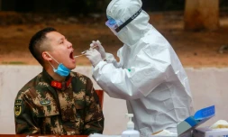 Un membre de personnel médical effectue des prélèvements sur des membres de la police militaire chinoise, à Shenzhen en Chine le 11 février 2020