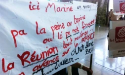 Mardi 7 février 2012 - Une cinquantaine de manifestants proteste contre la venue de Marine Le Pen à La Réunion