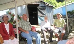 Roland Robert, maire de La Possession, est allé à la rencontre des habitants d'Îlet à Malheur (Photo mairie de la Possession)