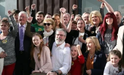 Gerry Adams (c), leader du Sinn Fein, au milieu de ses partisans, aprÚs sa réélection le 28 février 2016 aux élections législatives irlandaises