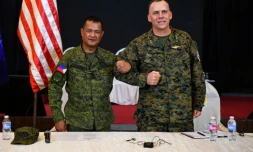 Les généraux de division philippin Marvin Licudine (à gauche) et américain Eric Austin, responsables des manoeuvres militaires conjointes "Balikatan", le 11 avril 2023 à Manille