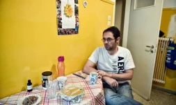 Dimitris Voutsinos, ingénieur du son licencié de la station où il travaillait en 2009, à son domicile d'Athènes le 1er juin 2017 