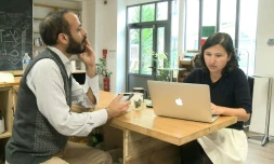 Roohollah Shahsavar (g), réfugié politique iranien et créateur du site leslettrespersanes.fr, le 7 mars 2017 dans les locaux de Singa, à Paris