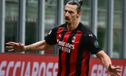 L'attaquant suédois de l'AC Milan Zlatan Ibrahimovic célÚbre le 500e but de sa carriÚre en club inscrit contre Crotone en Serie A le 7 février 2021 à Milan