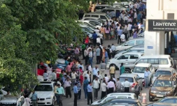 Des personnes attendent dans la rue, après des secousses sismiques ressenties à New Delhi, le 26 octobre 2015 en Inde 