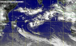Lundi 20 février 2012 - Les systèmes dépressionnaires Giovanna et Hilwa dans le sud-ouest de l'Océan Indien (image satellite www.mtotec.com)