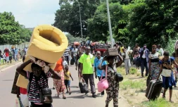 Des habitants fuient le sud de Brazzaville, théâtre de combats, le 4 avril 2016