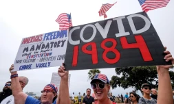 Des manifestants anti-vaccins contre le Covid-19 rassemblés à Santa Monica, en Californie, le 29 août 2021