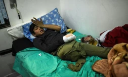 Un Syrien qui a perdu sa jambe est allongé à l'hôpital au poste frontière de Bab al-Hawa avec la Turquie du côté syrien, le 16 décembre 2016