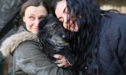 Des femmes cĂąlinent un chien dans un refuge pour animaux de Lviv, le 26 mars 2022 en Ukraine