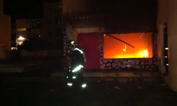 Jeudi 23 février 2012 - Le Port - Les émeutiers ont mis le feu à un salon de coiffure situé au rez des chaussée d'un immeuble d'habitations (Photo D.R.)