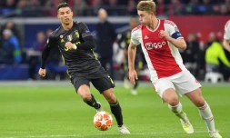 Le défenseur néerlandais Matthijs de Ligt (D), ici à la lutte avec Cristiano Ronaldo le 10 avril 2019, sera son équipier pour la saison 2019/2020, aprÚs l'officialisation de son transfert par la Juventus Turin le 18 juillet 2019