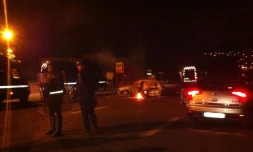 Jeudi 23 février 2012 - La Rivière des Galets (le Port) - Des manifestants ont incendié des voitures sur la chaussée