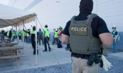 Photo diffusée par l'Immigration and Customs Enforcement (ICE) des États-Unis, le 5 septembre 2025, montrant un policier lors d'un mandat de perquisition fédéral dans une entreprise à Ellabell, en Géorgie, le 4 septembre 2025