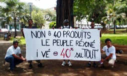 Mardi 28 février 2012 - Une dizaine de personnes manifeste devant la préfecture contre la vie chère (photo Samia Omarjee)