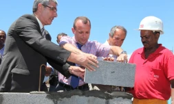 Mardi 6 mars 2012 - Pose de la première pierre de l'opération Carré Fayard à Saint-André (photo D.R)