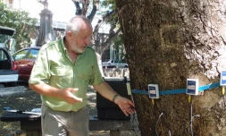 Jeudi 8 mars 2012 - Présentation du tomographe par Joël Roux, expert senior de l'ONF (photo Samia Omarjee)