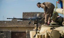 Un soldat des forces irakiennes tire sur un véhicule suspect approchant de leur position, le 6 novembre 2016 près de Mossoul