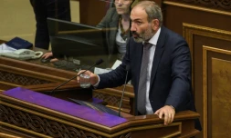 L'opposant arménien Nikol Panichian devant le Parlement arménien, le 8 mai 2018 à Erevan