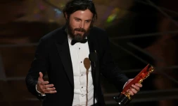 Casey Affleck avec l'Oscar du meilleur acteur dans "Manchester By The Sea" le 26 février 2017 à Hollywood en Californie