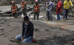 Un homme pleure devant sa maison ensevellie de cendres les membres de sa famille disparus, le 7 juin 2018 à Escuintla