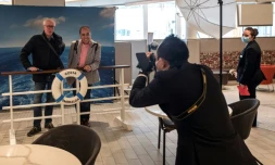 Des passagers posent à bord du Costa Smeralda cruise à Savone, en Italie, le 1er mai 2021 