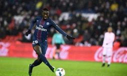 L'attaquant du PSG Jean-Kévin Augustin contrôle le ballon lors du match face à Lorient au Parc des Princes, le 21 décembre 2016