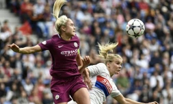 Steph Houghton, la capitaine de Manchester City (ici à gauche opposée à la Lyonnaise Ada Hegerberg le 29 avril 2018 à Lyon), a remporté le toss fin octobre dans un match du championnat féminin d'Angleterre avec une "pierre", qui a battu le "ciseau" de son homologue